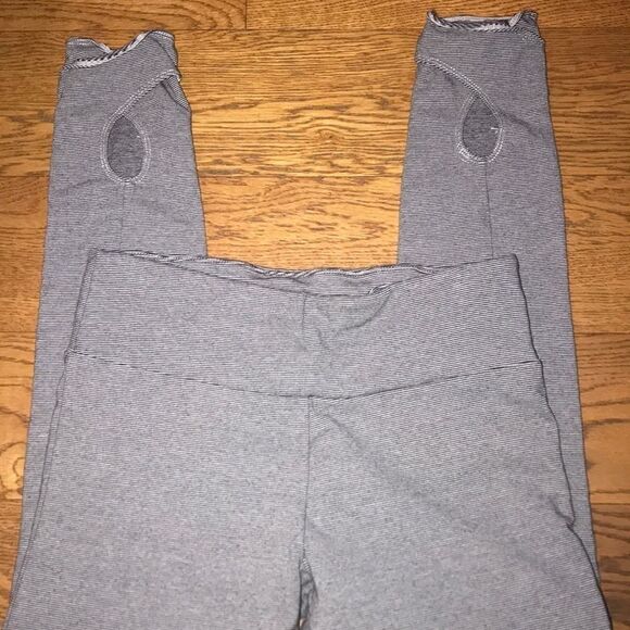 Calvin Klein Women's Black White With Heel Hole Pinstripe Leggings Small - Picture 3 of 5